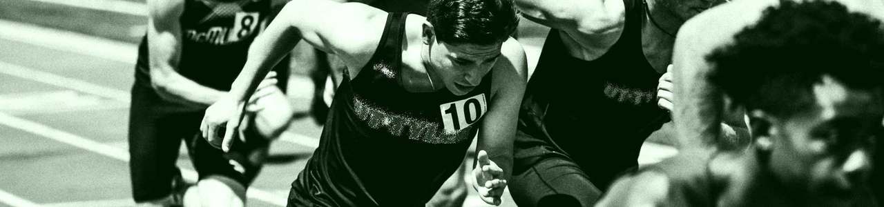 Sprinters running side by side, a metaphor for people supported by psychological coaching